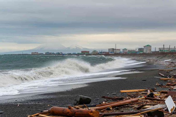 Onde da record nel distretto russo colpito da tsunami: cosa sta accadendo?
