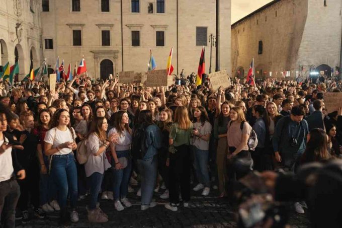 Papa Leone XIV sorprende i giovani in Piazza San Pietro: un appello alla pace nel mondo
