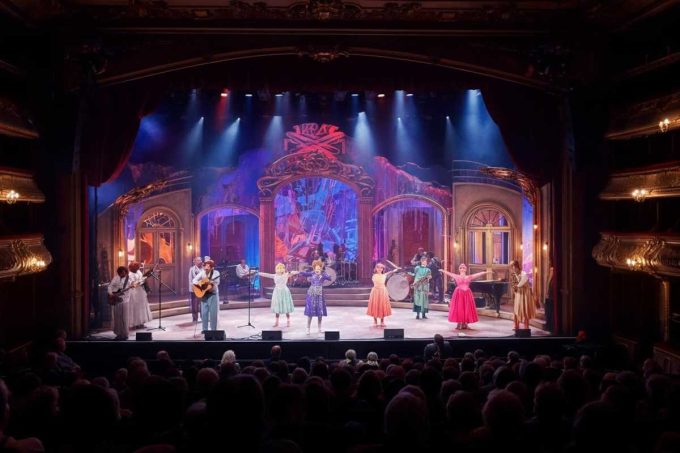 Pavarotti rivive sul palcoscenico: Michael Gracey alla guida della bioplay musicale