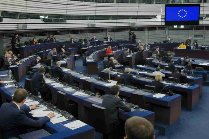 Pfizergate: Von der Leyen risponde alle accuse e FdI si distacca dagli alleati per proteggerla