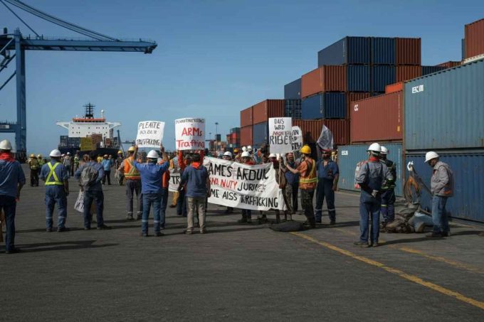 Portuali di Genova bloccano il traffico di armi destinate a Israele