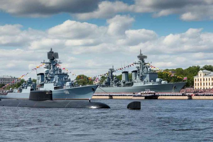 Putin guida le manovre militari dopo l'annullamento della parata navale a Mosca