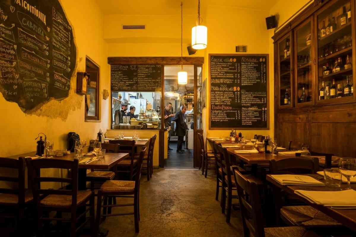 Ristoratrice di Napoli in tribunale contro clienti israeliani: il giudice blocca il caso tra accuse di minacce e violenze