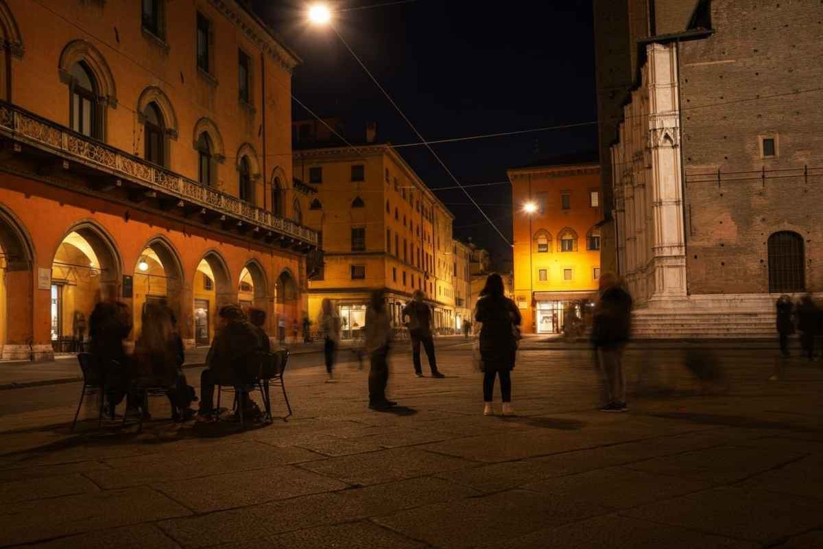Ronde dell'estrema destra alla stazione di Bologna: il teschio delle SS sulle magliette fa discutere