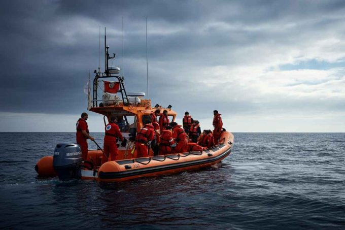 Salvare vite è un dovere: la Consulta chiarisce la legalità del fermo nave