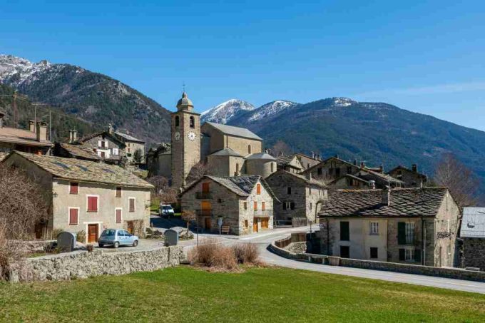 Scoperta sorprendente a Prazzo: il sindaco trova titoli di Stato dimenticati per decine di migliaia di euro