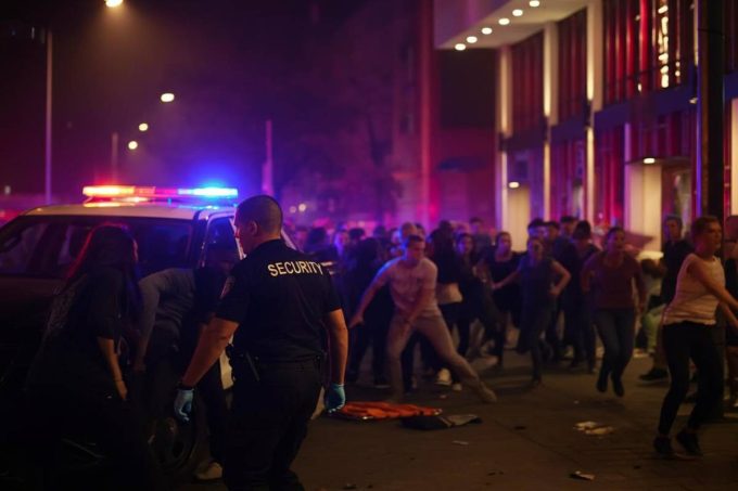 Spari davanti alla discoteca Fiesta all’Eur: un buttafuori ferito in un agguato inquietante