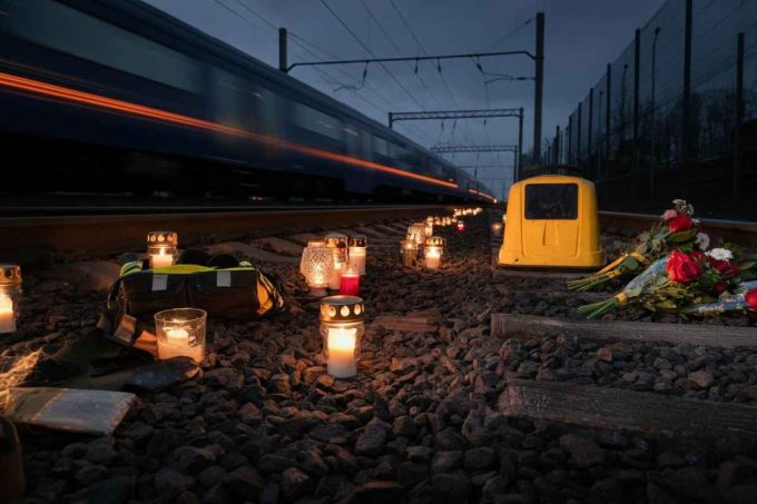 Strage di Brandizzo: aumentano gli indagati, ma l'omicidio volontario si sgonfia