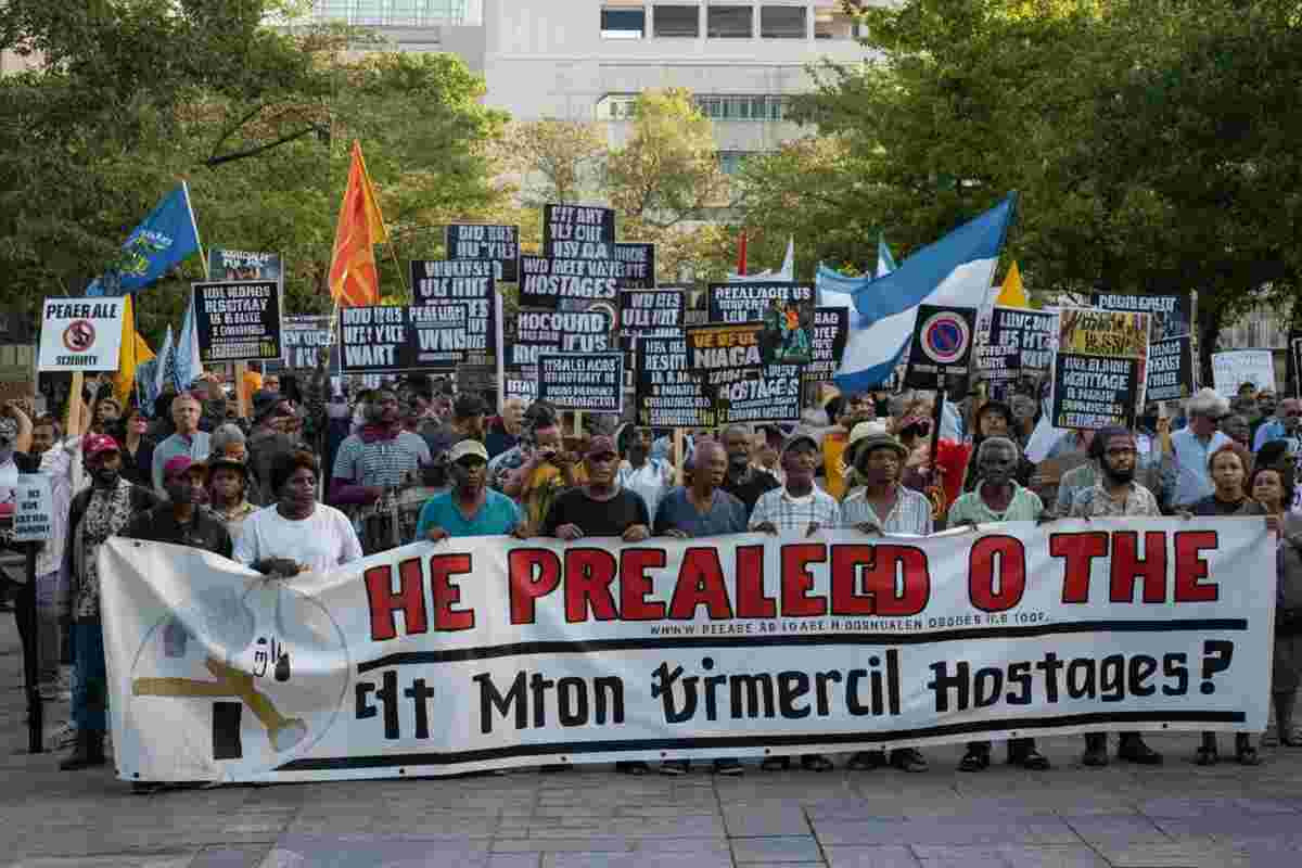 Tel Aviv in fermento: decine di migliaia chiedono un accordo su Gaza