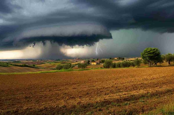 Temporali in arrivo: allerta grandinate e fulmini su nove regioni mentre le temperature scendono