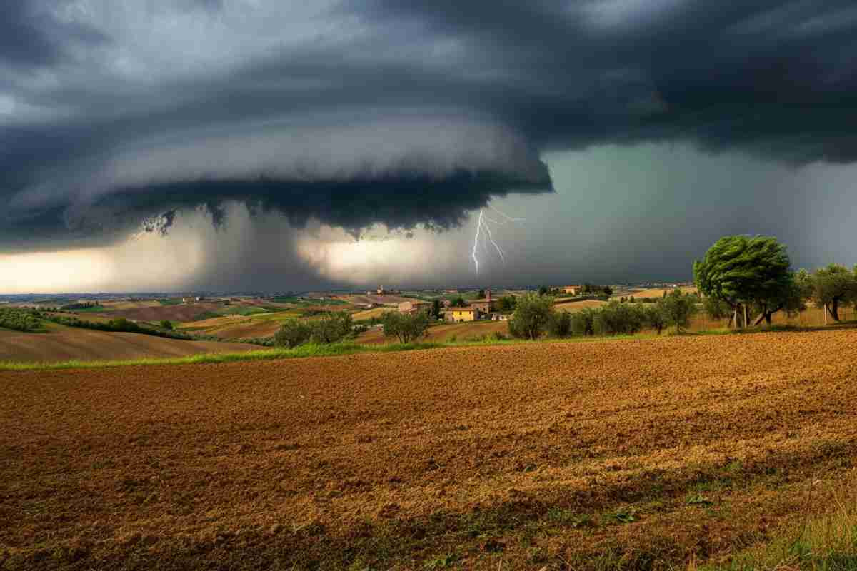 Temporali in arrivo: allerta grandinate e fulmini su nove regioni mentre le temperature scendono