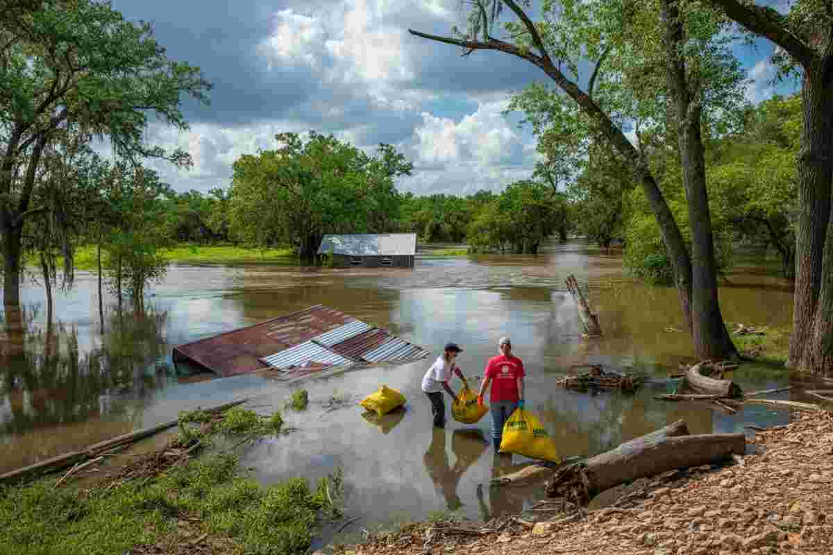 Texas inondato: oltre 50 vittime e 27 bambine ancora scomparse