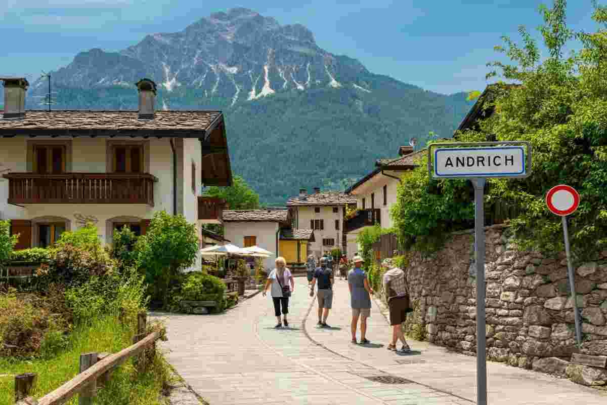 Tifosi tedeschi rubano cartello di frazione per omaggiare il loro calciatore, il sindaco riceve 400 euro di risarcimento