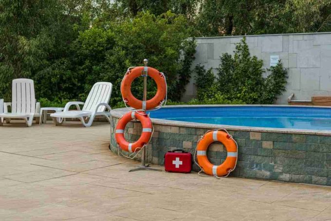Tragedia a Salerno: bambino di 7 anni perde la vita in piscina sotto gli occhi della madre