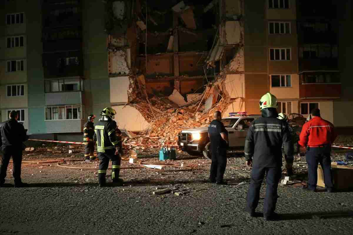 Tragedia a Sassari: uomo estratto vivo dalle macerie dopo l'esplosione di una palazzina