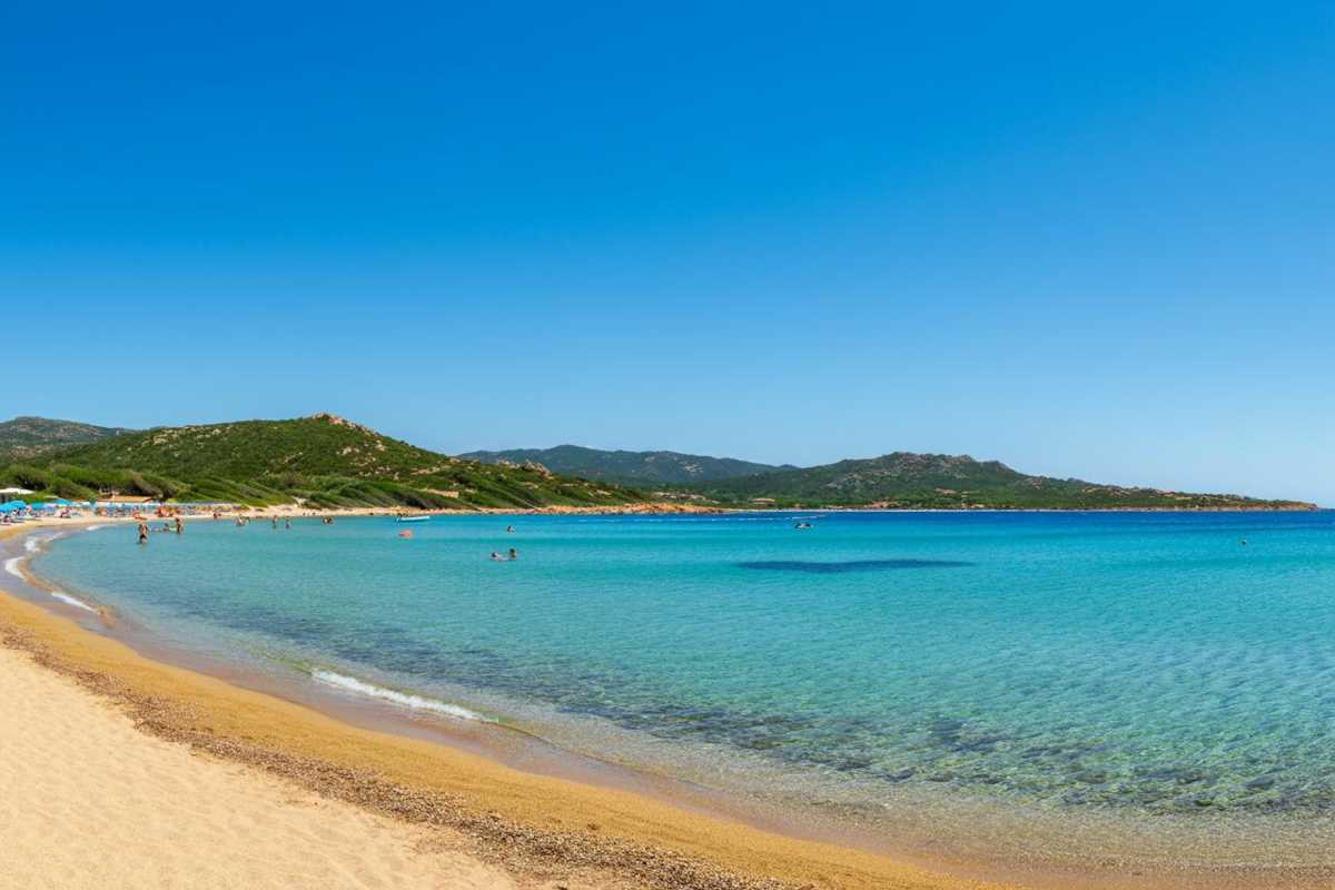 Tragedia estiva: il caldo estremo causa due morti in spiaggia in Sardegna