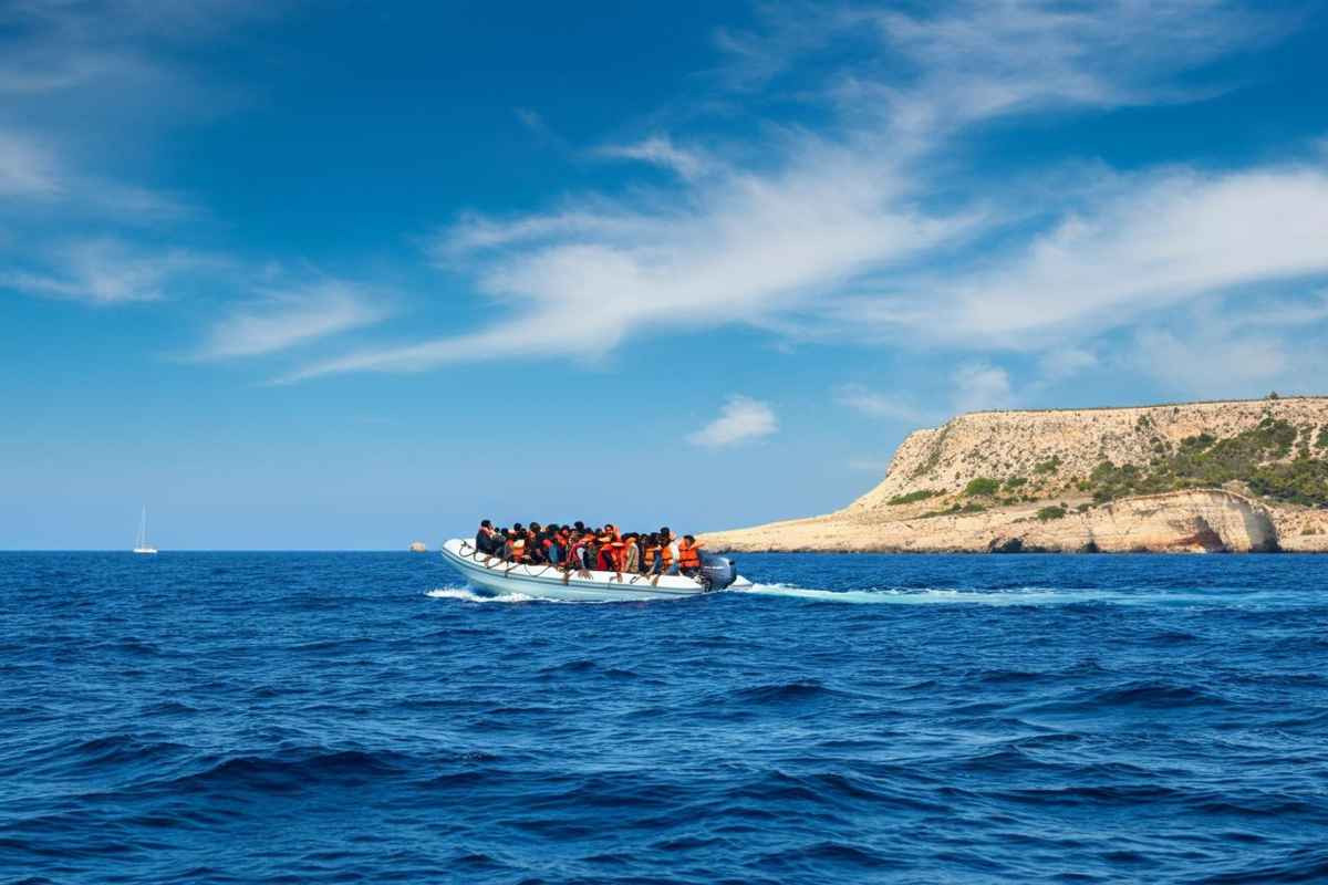 Tragedia in mare: due bambini perdono la vita mentre la Sea Watch denuncia il blocco italiano