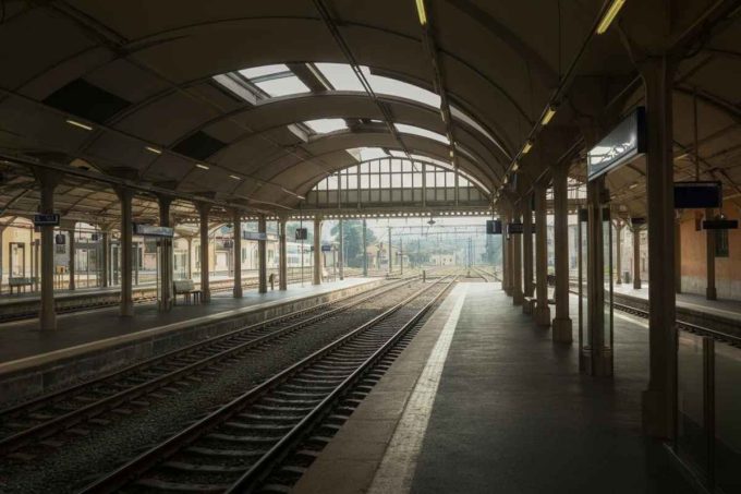 Tragedia in stazione: un uomo perde la vita travolto da un treno a Voghera
