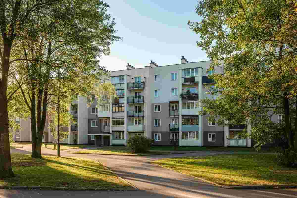 Tragedia inaspettata: una donna incinta cade dalla finestra, il dramma del bambino non nato