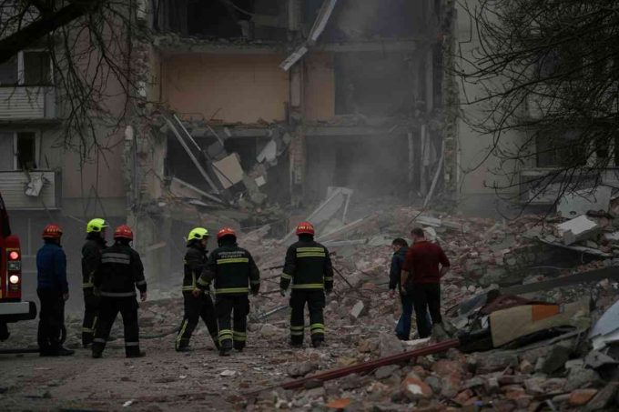 Tragedia nel Torinese: esplosione e incendio in condominio, due feriti salvati dalle fiamme