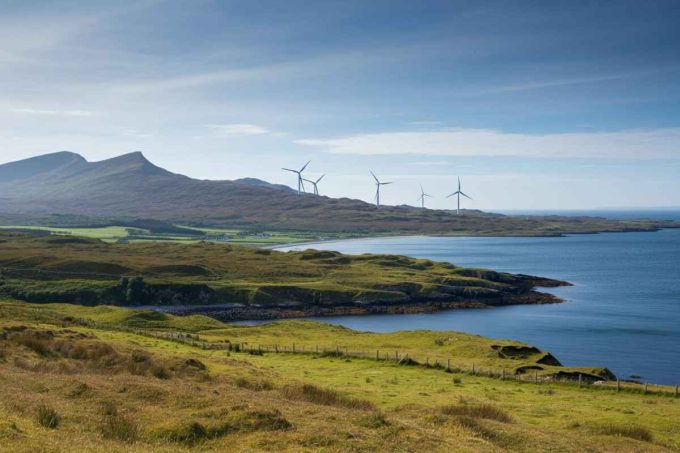 Trump avverte l'UE: 'Le pale eoliche stanno danneggiando i Paesi'