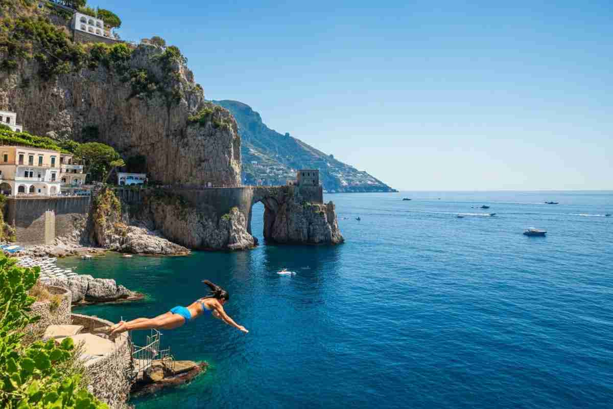 Turista americana si tuffa dalla Costiera amalfitana e sviene: il drammatico impatto le causa gravi lesioni alla schiena