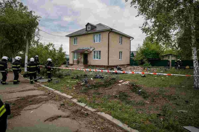 Un drammatico incidente in Russia: detriti di drone colpiscono una casa e causano una vittima