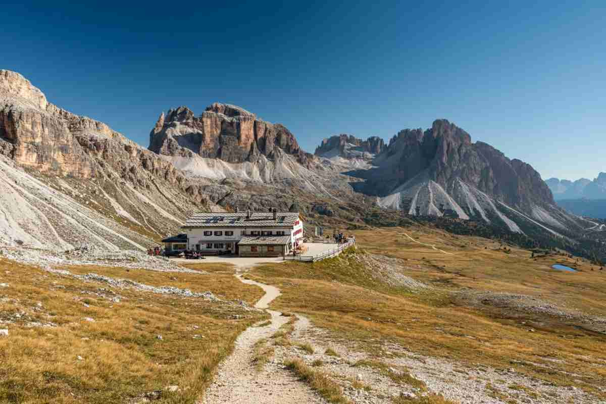 Un'escursione finita male: turisti distruggono un rifugio e danno la colpa al camerieri