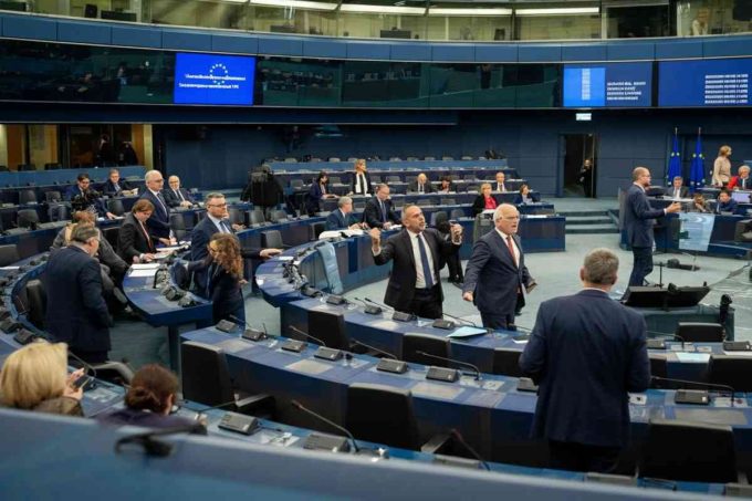 Von der Leyen: la caccia alle streghe non fermerà la nostra determinazione