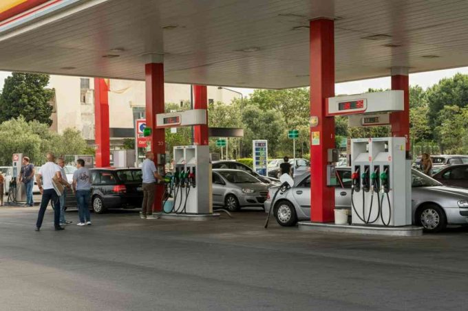 Aumenti e ribassi: Eni e Tamoil alzano i prezzi, Q8 sorprende con un calo