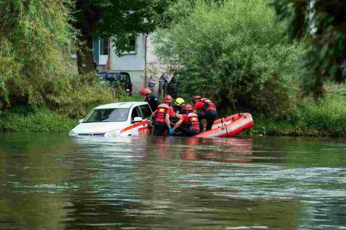 Auto nel fiume, bimbo di 5 anni intrappolato sott'acqua: la corsa contro il tempo per salvarlo