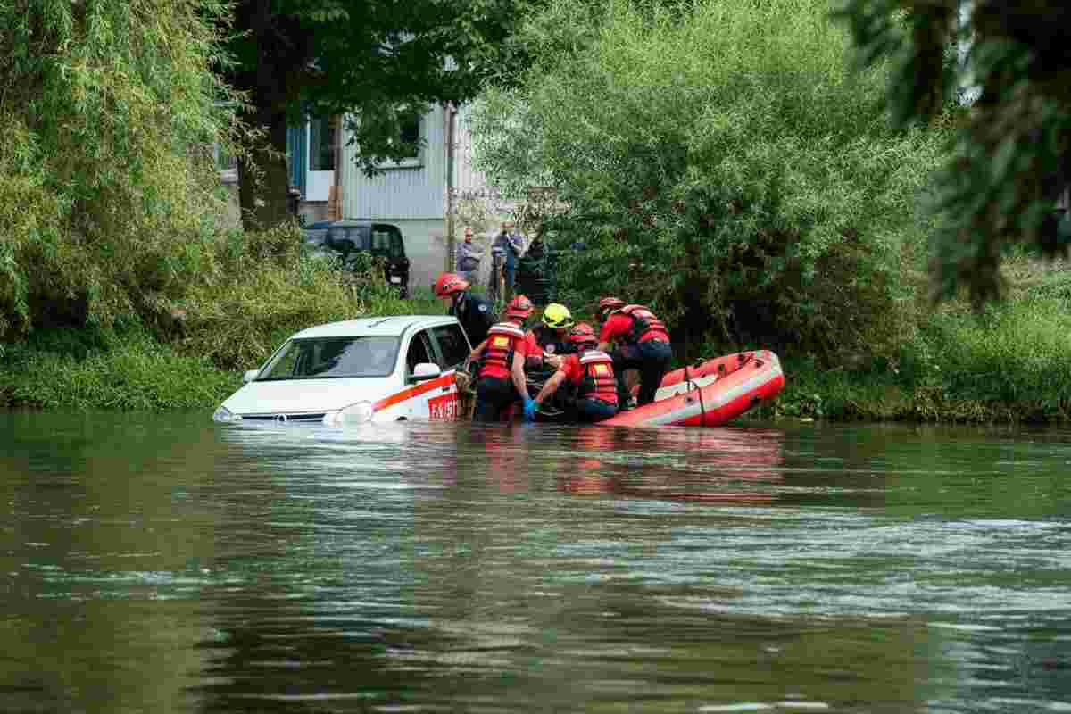 Auto nel fiume, bimbo di 5 anni intrappolato sott'acqua: la corsa contro il tempo per salvarlo