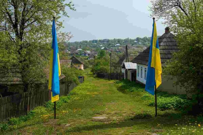 Bandiere ucraine sventolano nei villaggi etnici della regione russa di Kursk