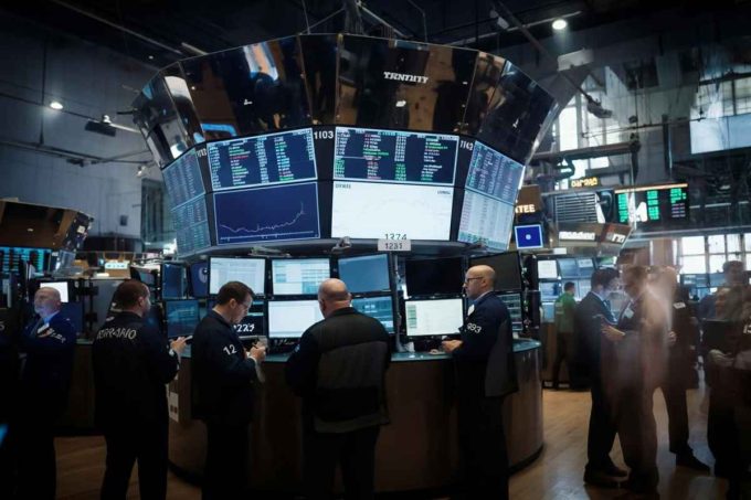 Borsa europea in altalena: Francoforte risente dell'effetto Zew con un calo dello 0,5%