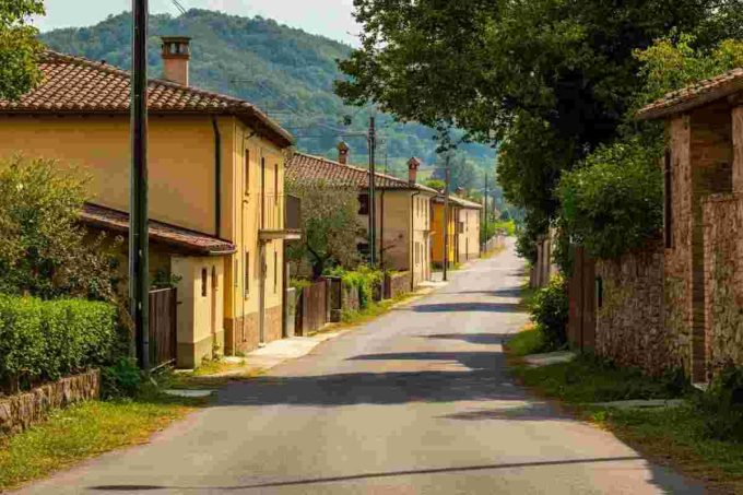 Bracciante accoltellato a Palermo: la fuga del vicino scatena la caccia all'uomo