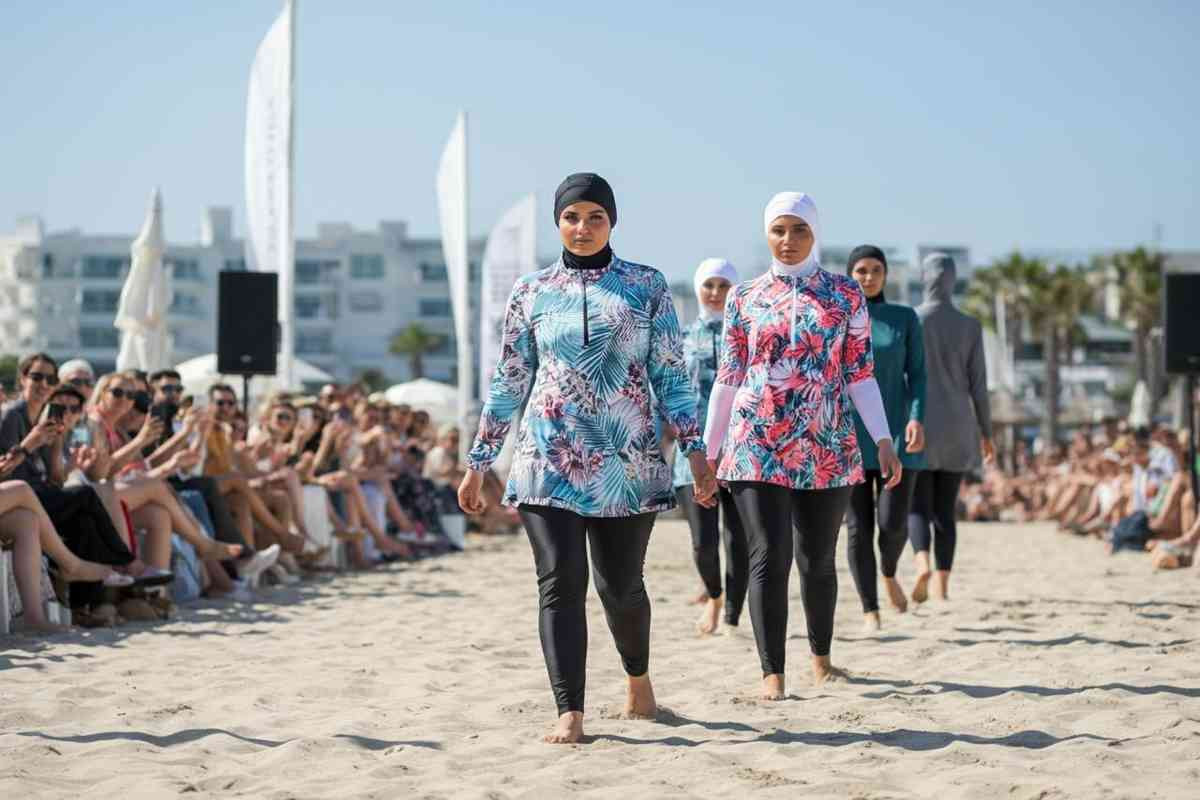 Burkini in passerella a Marina di Carrara: la Lega insorge contro un segno di sottomissione