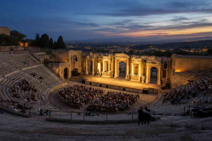 Camilleri 100: il docufilm che celebra il genio dello scrittore a Taormina