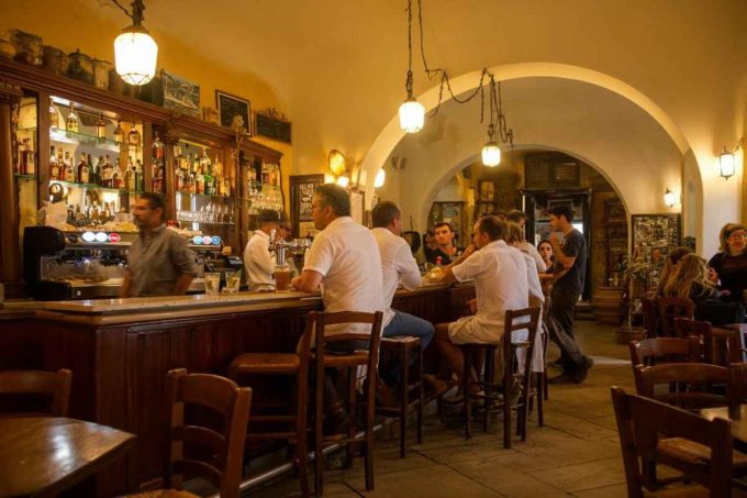 Controversia a Porto Torres: bar cerca camerieri, ma esclude i sardi per pregiudizi sociali