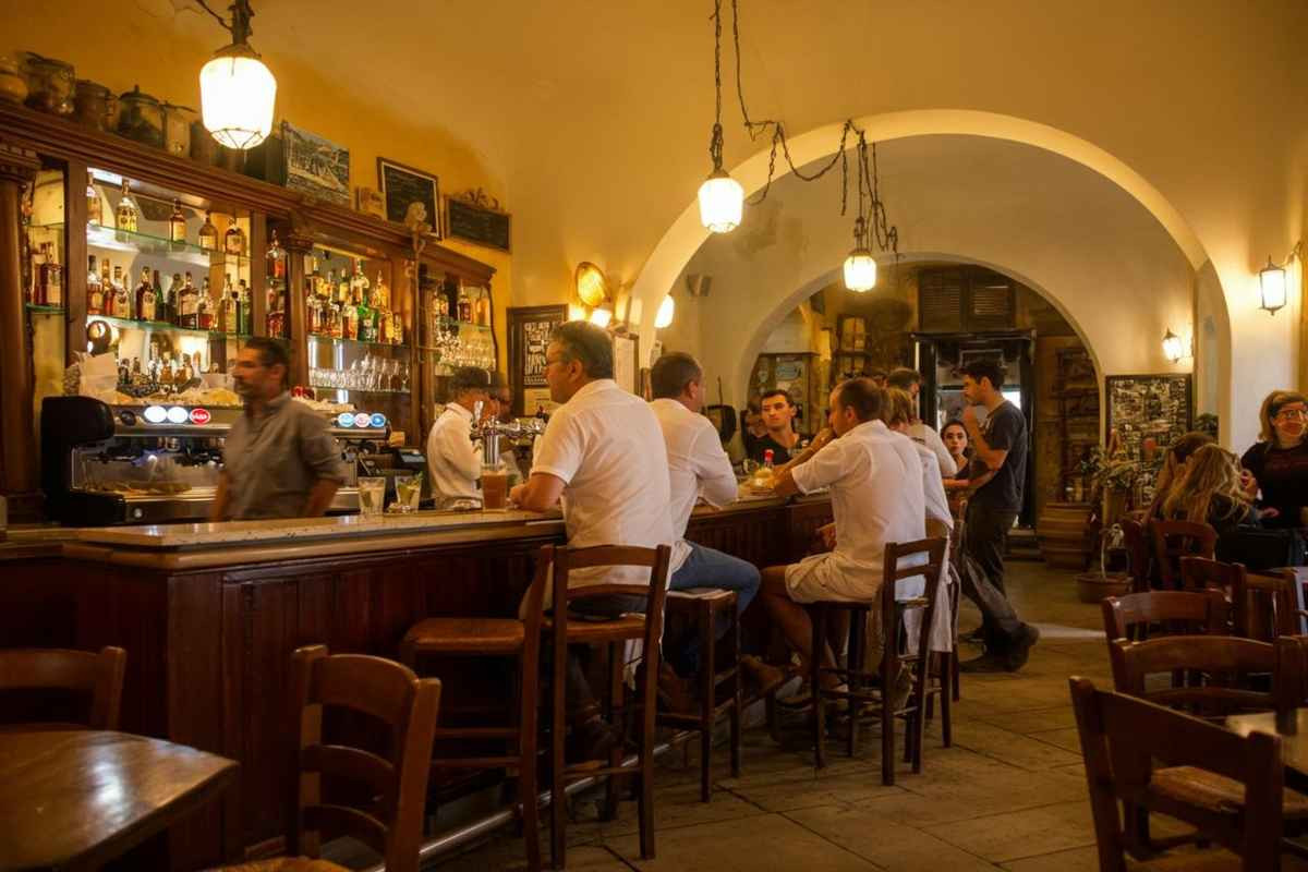 Controversia a Porto Torres: bar cerca camerieri, ma esclude i sardi per pregiudizi sociali