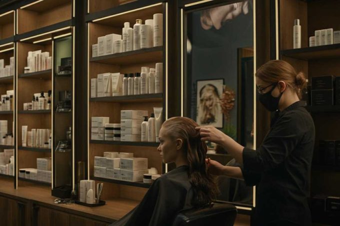 Dal parrucchiere cinese a Treviso: il mistero delle ciocche di capelli perdute