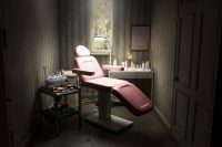 Dopo la puntura, il naso necrotizza: la storia di una paziente ingannata da una falsa dottoressa