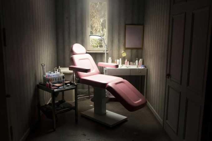 Dopo la puntura, il naso necrotizza: la storia di una paziente ingannata da una falsa dottoressa