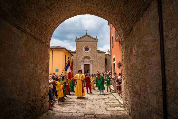 Drag queen in chiesa: la sagra modenese scatena un acceso dibattito