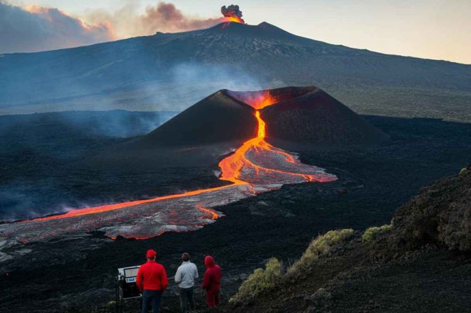 Etna in eruzione: colata lavica a 3.000 metri e allerta arancione per i voli