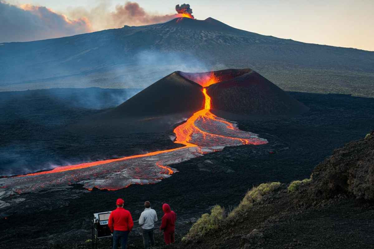 Etna in eruzione: colata lavica a 3.000 metri e allerta arancione per i voli