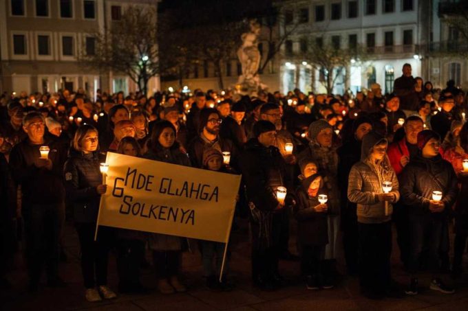 Herzog abbraccia le famiglie degli ostaggi: 'Li riporteremo a casa'