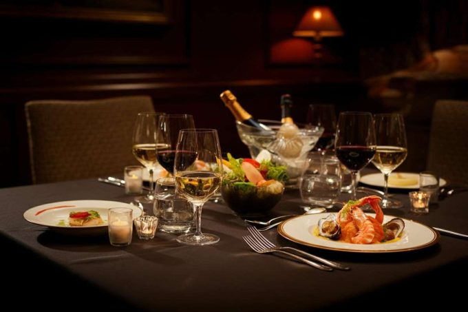 Il pranzo da 700 euro dei vertici Ater: ostriche e champagne tra difese e polemiche