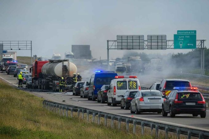 Incendio di un camion cisterna di Gpl sull'A1: 40 km di autostrada bloccati tra Orte e Roma