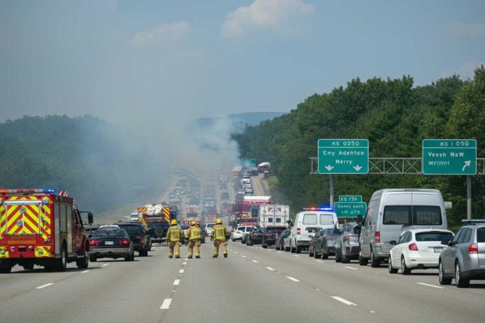 Incendio di un'autocisterna di Gpl: A1 bloccata e 10 km di coda, ecco le strade alternative da percorrere