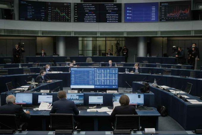 L'Ue resiste sul 15%: investimenti flessibili e la minaccia dei dazi americani sull'oro